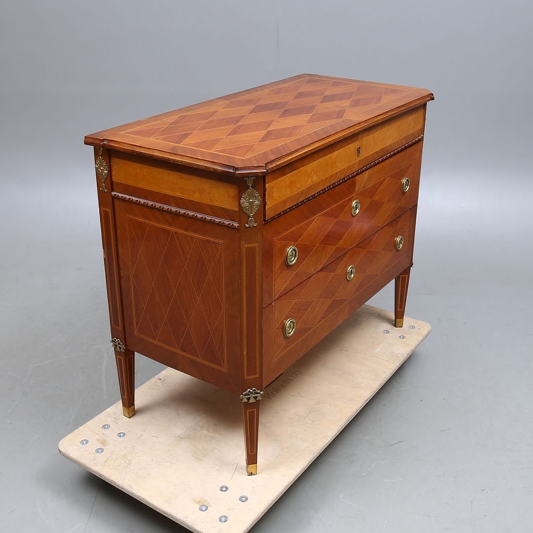 1900s Gustavian Style Commode Dresser with gorgeous inlay work and marquetry