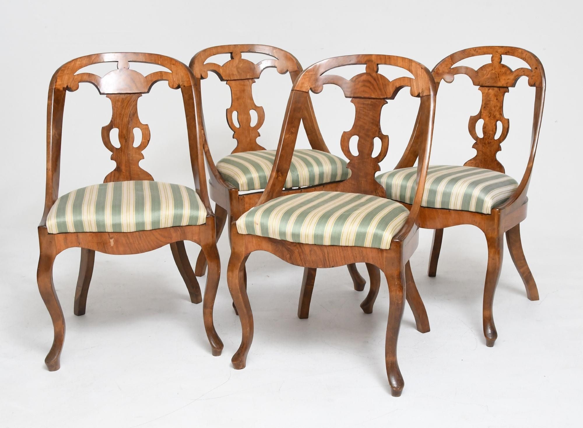 Mahogany Göteborg Dining Chairs with elegant curved back and legs, Set of Four
